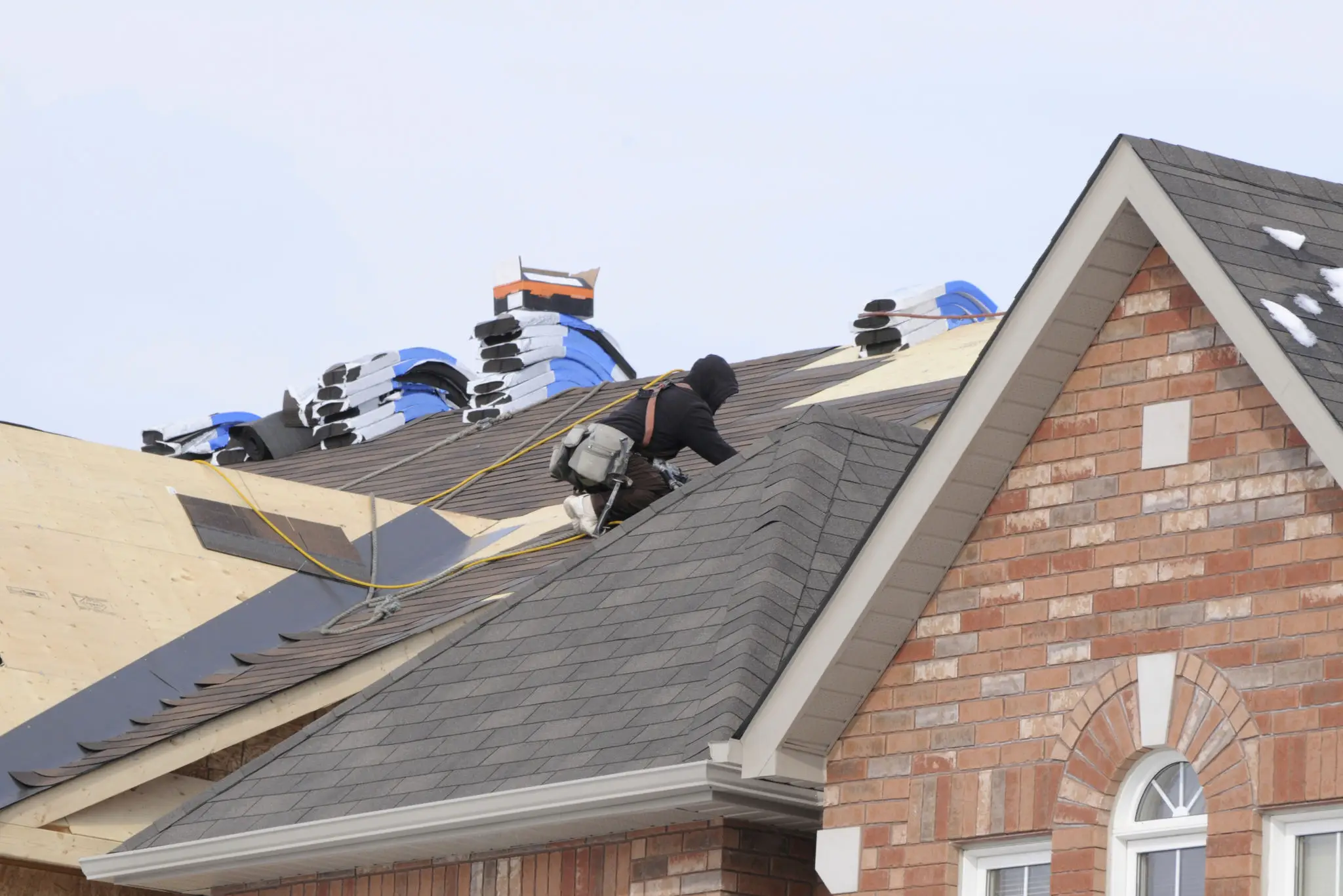 Applying liquid rubber roofing